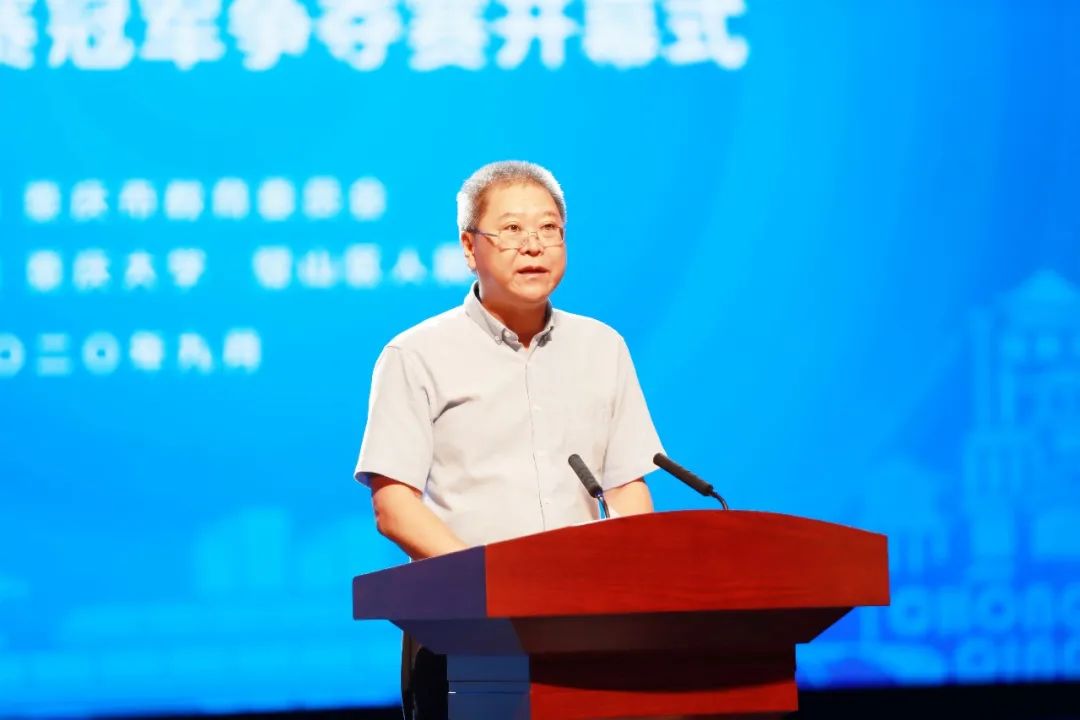 共同体促进会会长孙焱,参赛学生代表,重庆大学硕士研究生杨剑南发言