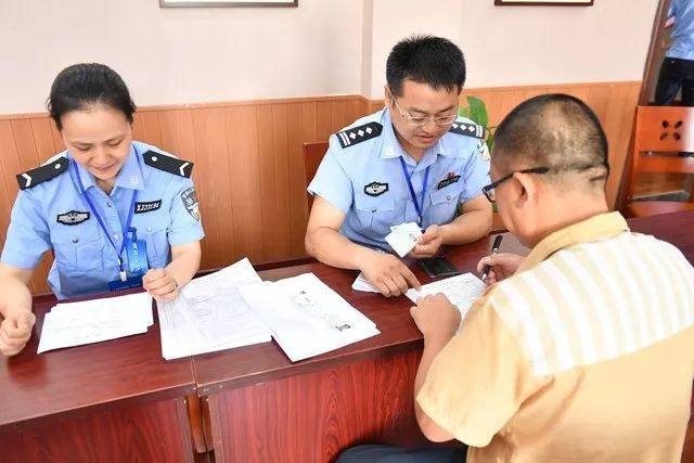 服刑人员在监狱工作人员的安排下，依次有序地进行体检、资料复查、表格