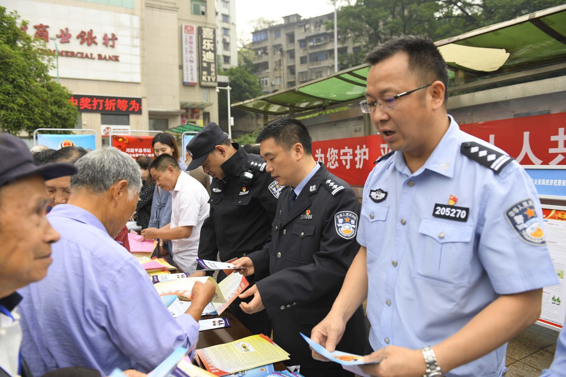 擺放專題展板,發放宣傳資料,現場解答等方式,經偵民警重點圍繞非法