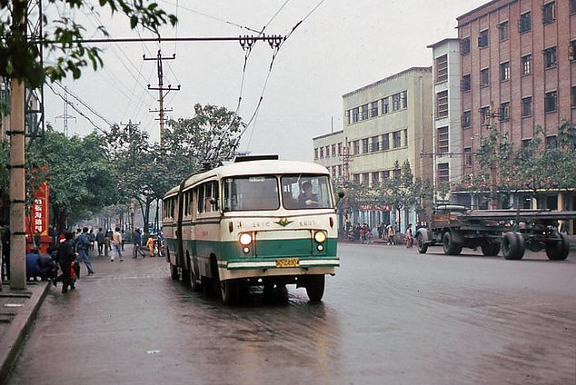 老照片:1983年重庆街景和无轨电车