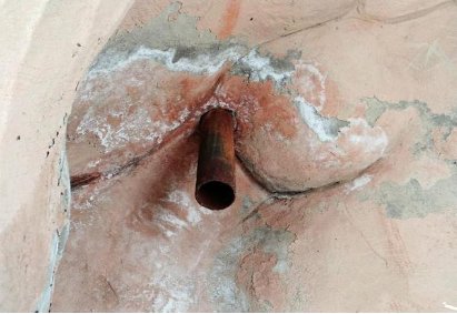 青海德令哈外星人遗址 洞中的铁管是怎么进入岩石的