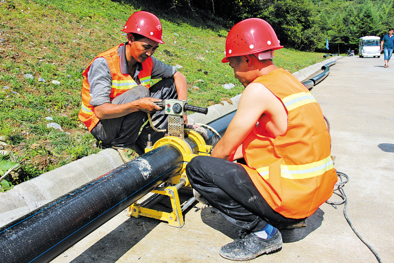 工人进行pe管安装