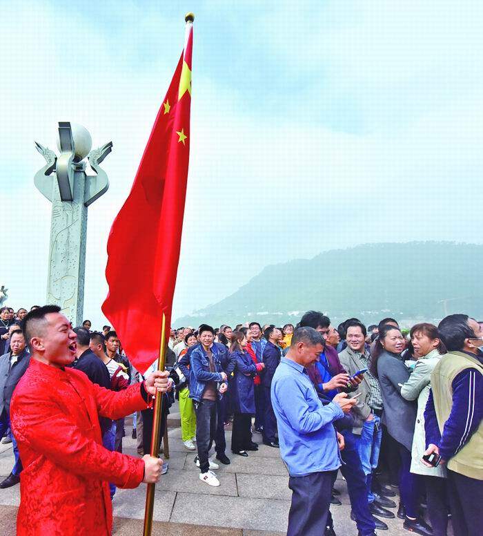 市民手举国旗,高呼"祖国万岁"军舰过境,涪陵市民热情迎接军舰驶向涪陵