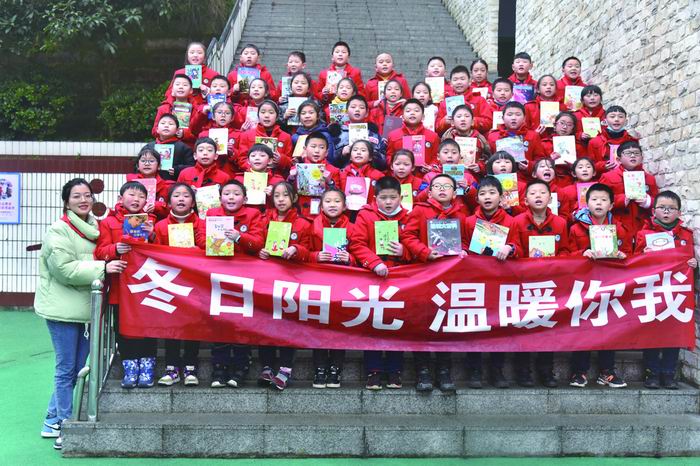 涪陵城七校学生手拿书本为鸡鸣乡小学录制祝福视频城七校供图