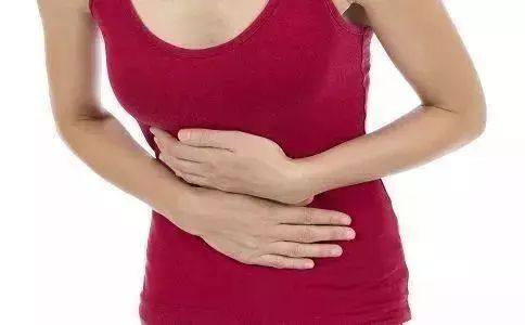 憋尿危害大!高速路堵,一男子回家憋尿憋到进急