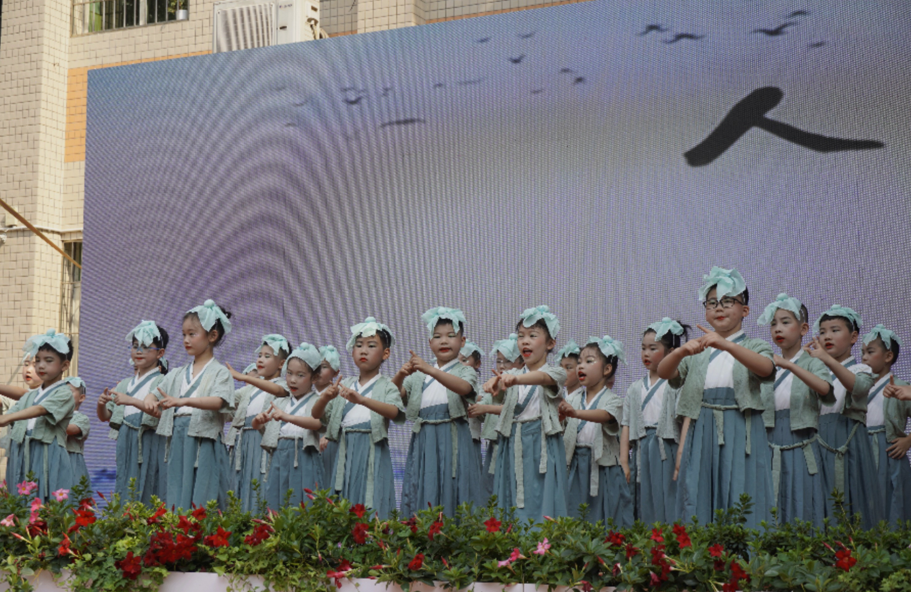 "怒发冲冠凭栏处,潇潇雨歇.抬望眼,仰天长啸,壮怀激烈.