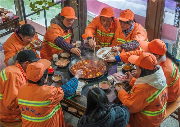 九龙坡:一火锅店邀请环卫工人吃团年饭