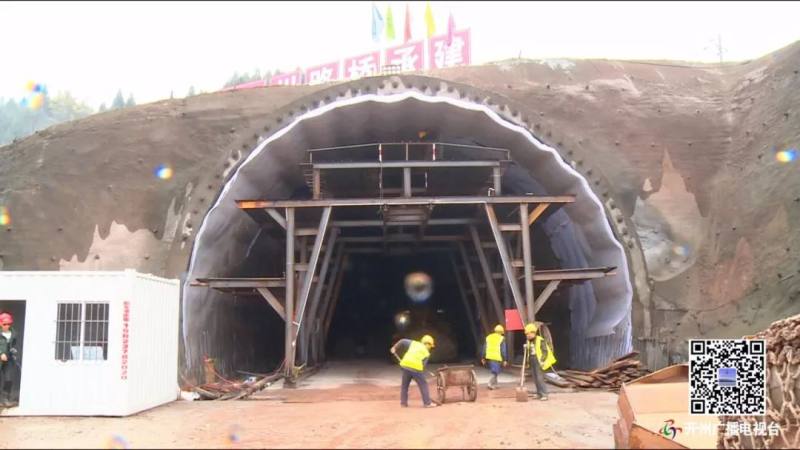 包银高铁银巴支线贺兰山地道全隧贯穿
