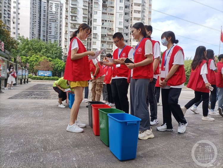 大學生暑假社會實踐在幹啥這50多名大學生走進社區當起垃圾分類宣傳員