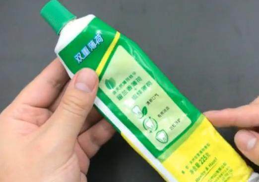 睡觉前在脚底抹点牙膏,许多人不知道有啥用,学