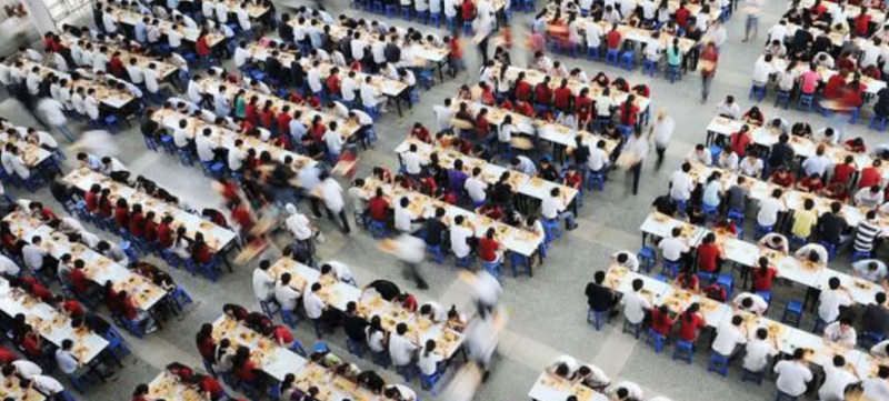 到富士康食堂参观，牛肉大虾鸡翅全都有，网友:超级真羡慕