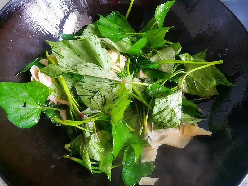 红薯叶这做法，营养又美味，不吃好亏