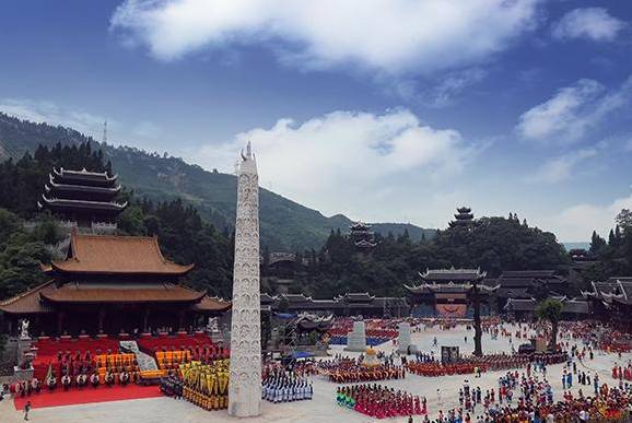 祭祀大典它就是彭水的蚩尤九黎城蚩尤九黎城中最吸人眼球的還有吊腳樓