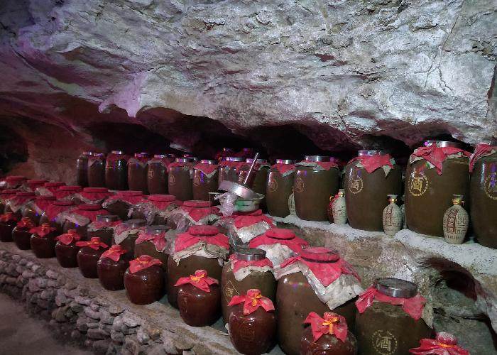 村民自酿白酒藏洞穴 十年藏酒超200吨