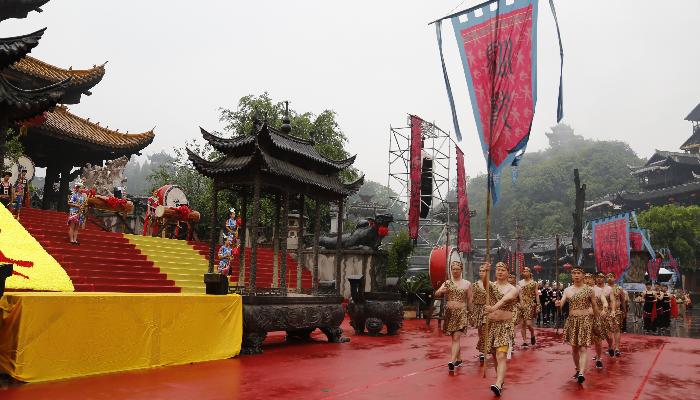 上午9点多钟,蚩尤九黎城细雨霏霏,广场上鼓乐阵阵,幡旗飘扬,彭水民间