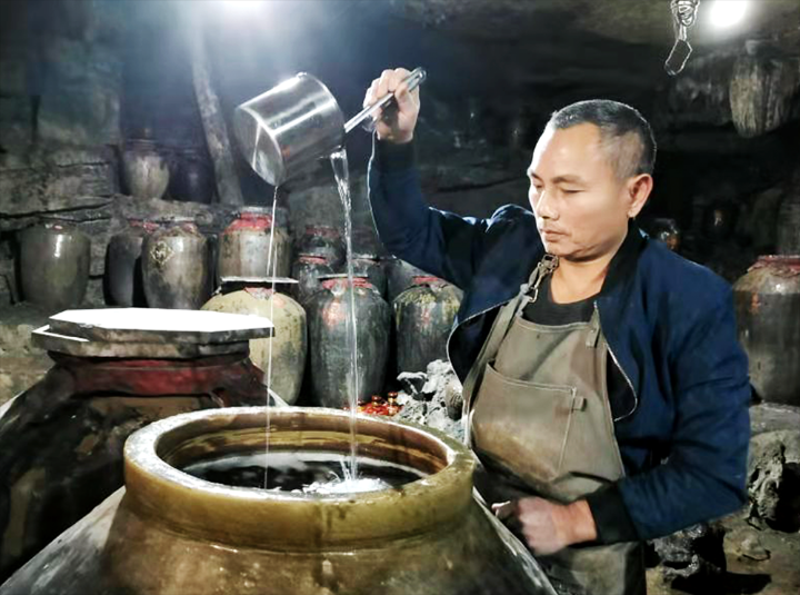 非遗传承彭水苗家天锅酿酒技艺