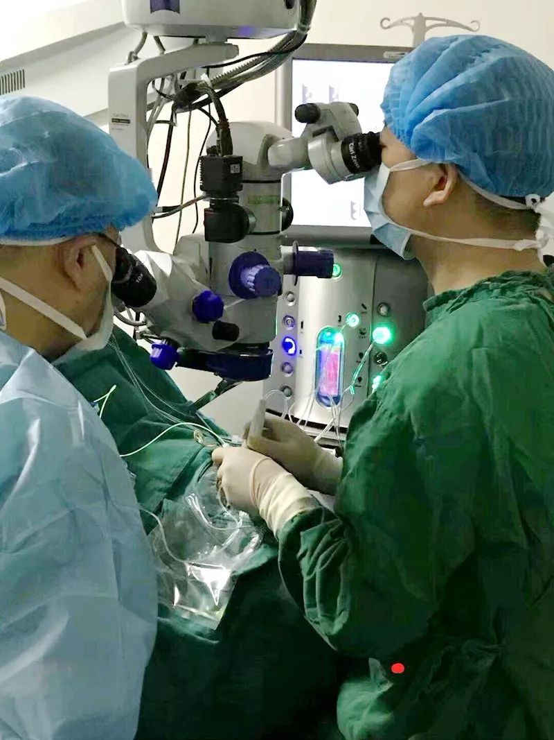 日前,黔江中心医院眼科成功为一名患者实施微创玻璃体切割手术