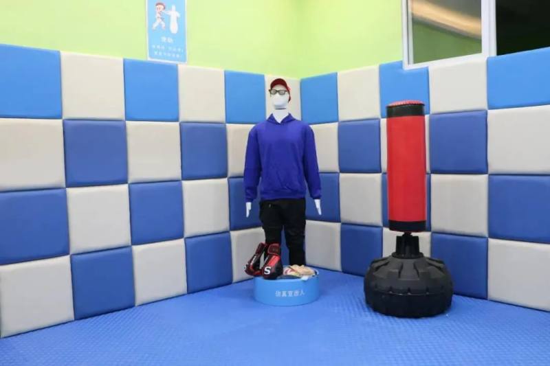 心理宣泄室▲音乐治疗放松室该中心人员配置完备,覆盖三个年级,年龄