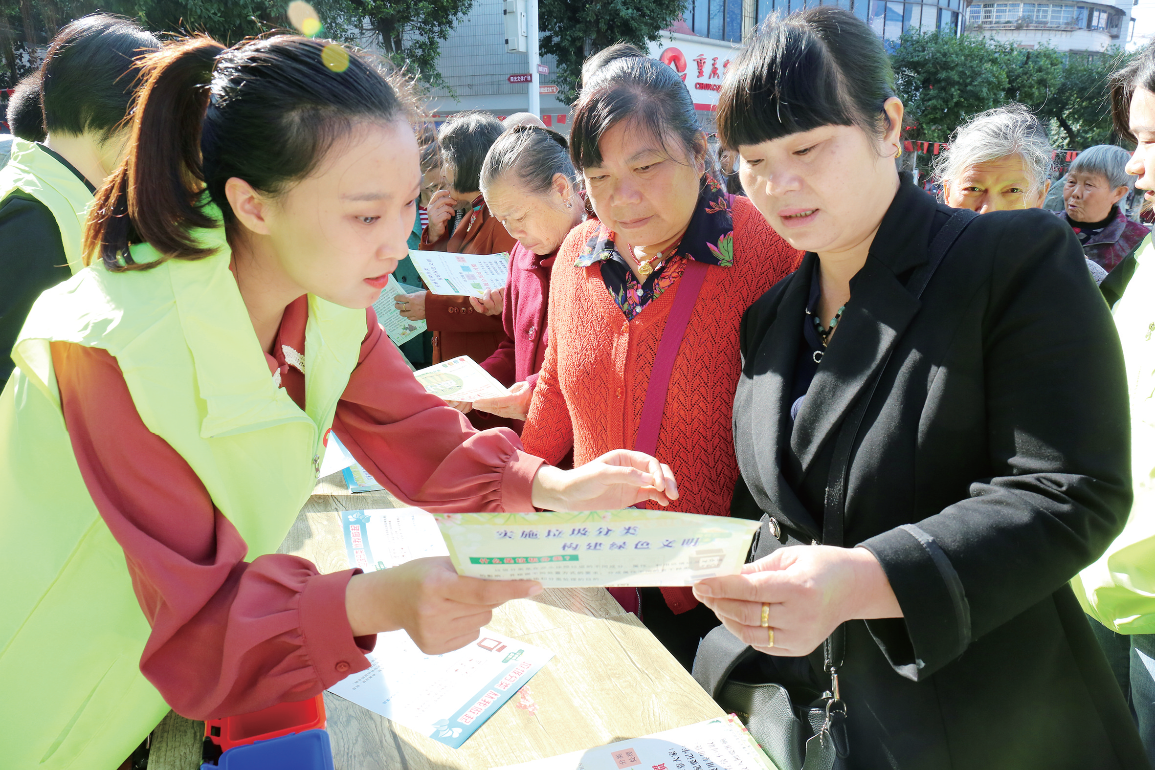 團區委開展生態環保青年志願服務活動