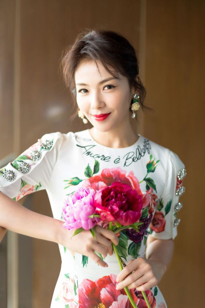 40岁刘涛女人味十足,印花裙秀婀娜身姿,网友:王珂真有福气 - 上游新闻