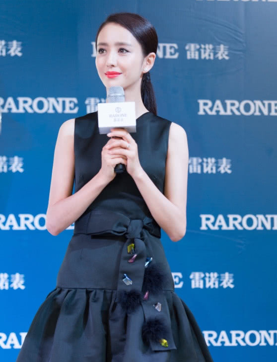 佟丽娅一袭黑裙出席活动,是做增高手术了吗?腰