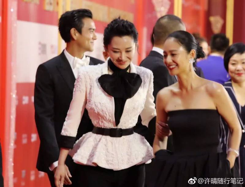 许晴和彭于晏站一起,为什么看不出年龄差?