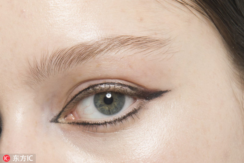 用夸张的眼线提高气场年末派对你就是女王