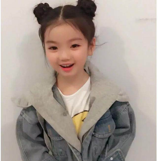 6岁的阿拉蕾的脸长开了,圆脸变鹅蛋脸,穿衣越