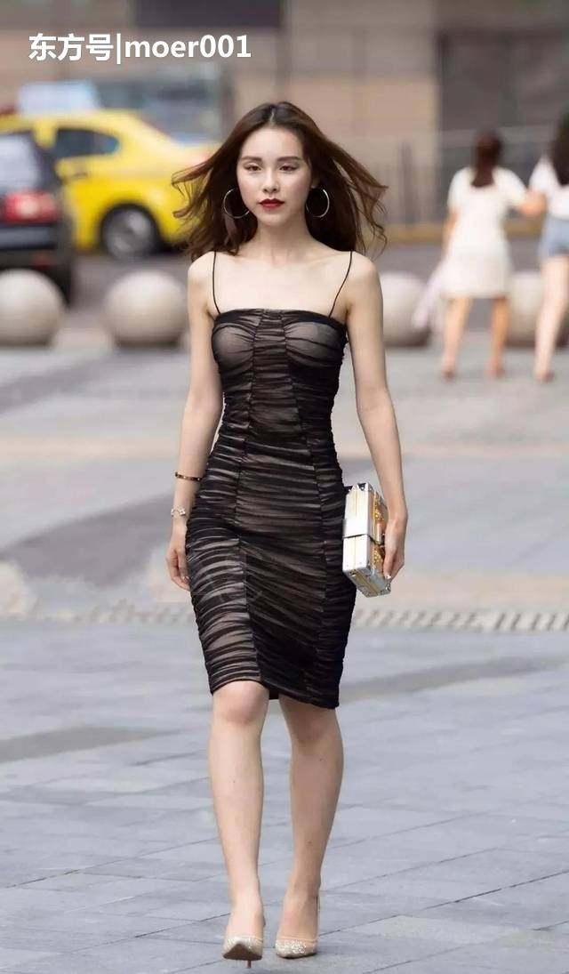 街拍:小姐姐性感的黑色吊带紧身连衣裙,真是给人一种神秘的诱惑 - 上