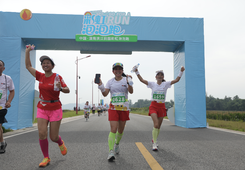 點燃夏日熱情2023中國潼南濱江田園彩虹泡泡跑歡樂開跑