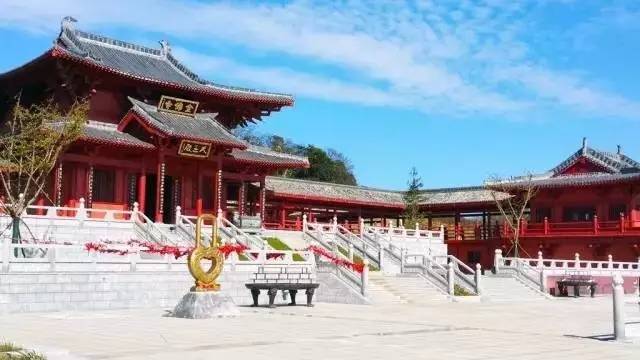 金佛寺為金佛山四大名寺之一,每年夏秋季節,朝山拜佛者絡繹不絕.