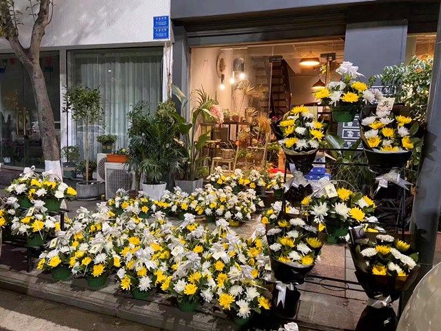 清明节临近 鲜花祭祀受追捧