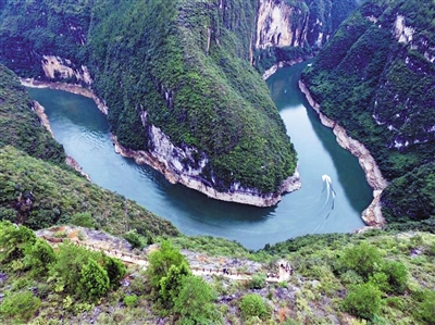 与云雨红叶接触 巫山双龙镇安静村美景在等你