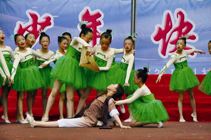 学生在表演舞蹈《锄禾》.