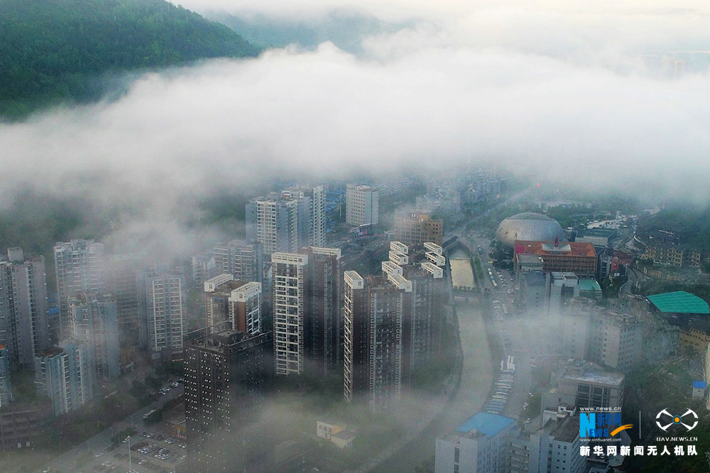 雨後的重慶市酉陽縣縣城,被雨霧籠罩,從五百米高空望去,連綿起伏的