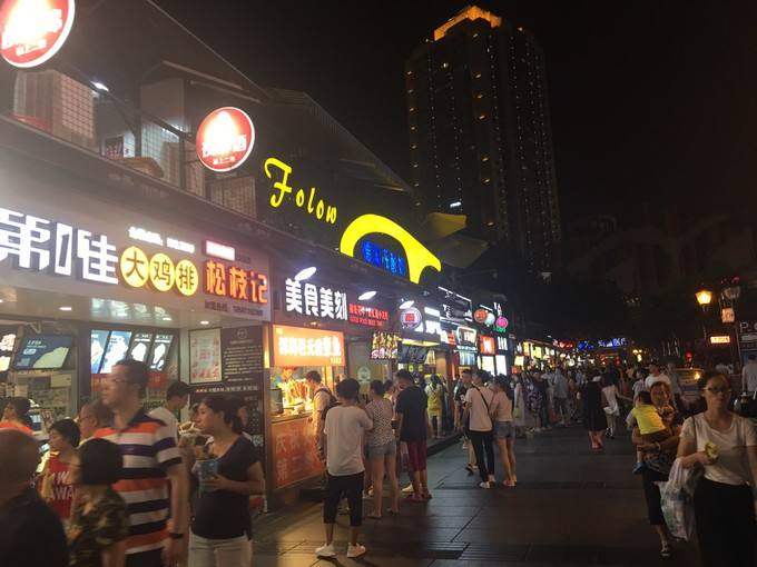 重慶的一條小吃街包孕著各類各樣的重慶美食,但很多旅客卻去錯了地方