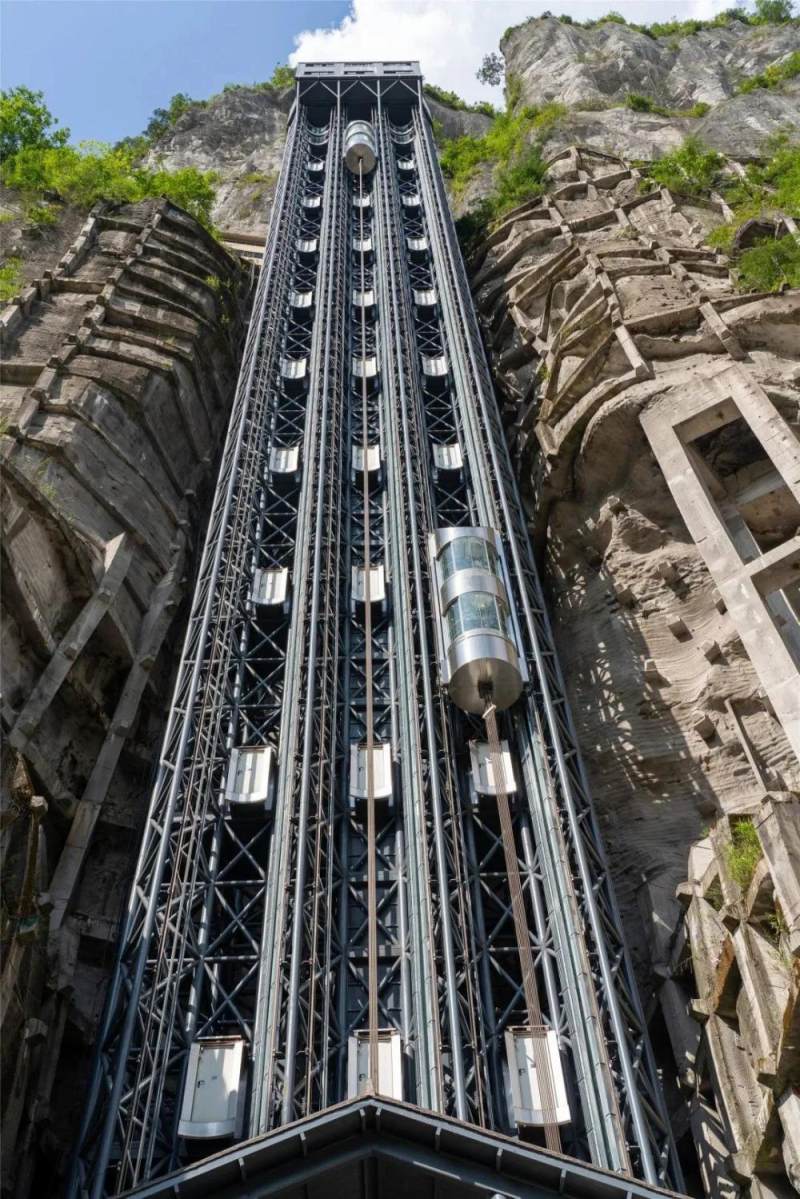 穿越地表面天生三桥景区360度旋转电梯12月31日开始运营