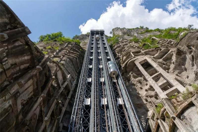 穿越地表面天生三桥景区360度旋转电梯12月31日开始运营