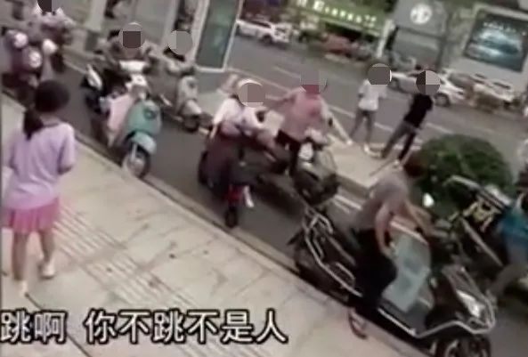 裸女当街跳舞遭围观拍照_男子高楼徘徊数小时后跳楼身亡_柳岩遭起哄人工呼吸