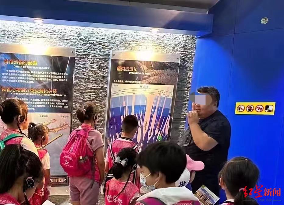 49岁导游中暑去世仍把学生送回车_导游带团车上讲的笑话_导游带团视频完整