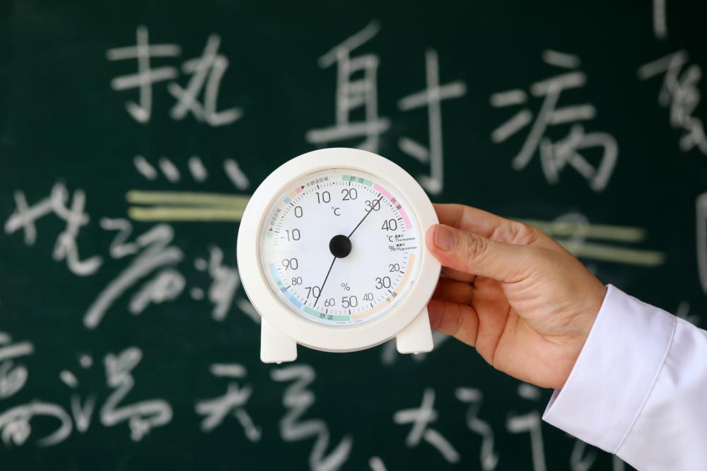 49岁导游中暑去世仍把学生送回车_导游带团视频完整_导游带团车上讲的笑话