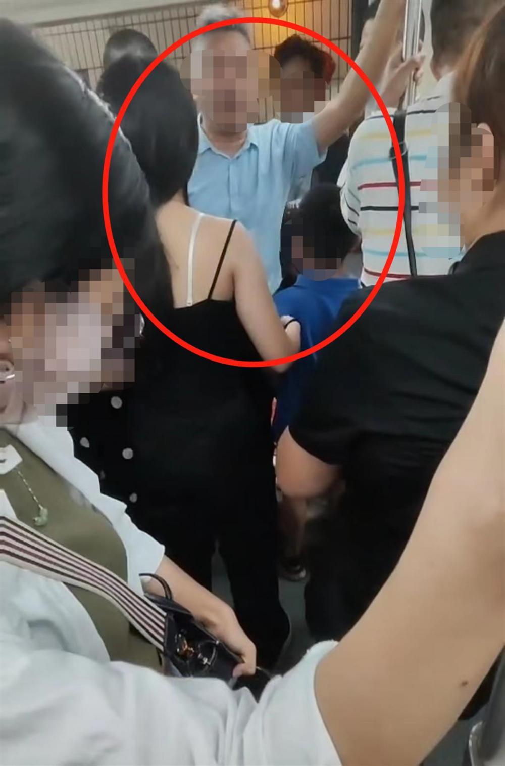 地铁男子狂顶女子屁股_交往2个月男朋友想摸屁股_女生地铁控诉男孩摸屁股被家长反呛