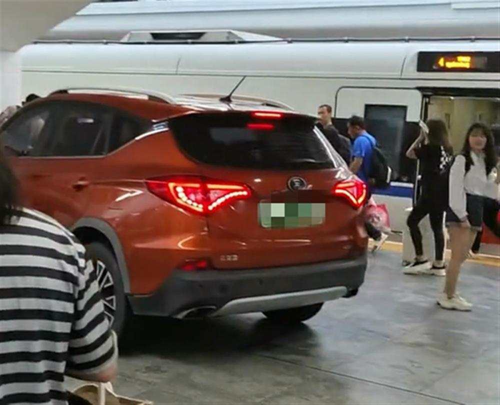 火车上上火了怎么办_火车上到站时会怎么报_私家车开上火车站站台？深圳站道歉