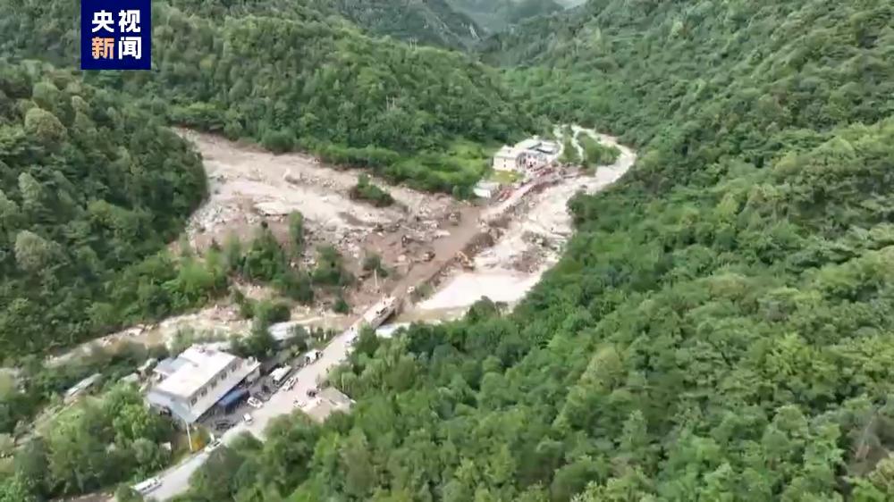 航拍西安秦嶺山洪泥石流受災現場 汽車被沖入河道 國道被阻斷