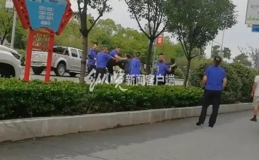 湖北多名城管圍毆群眾僅兩人被處理？當地紀委稱調查完成后會公布結果