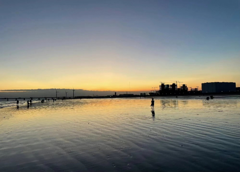 新城海滩位于上海市浦东新区南汇新城镇的临港新片区,与滴水湖邻近