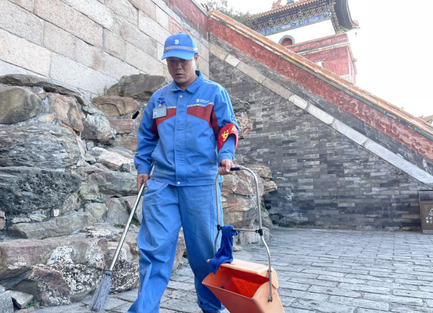 颐和园"最强扫地僧":我没想到会火,其实这事儿很平常-上游新闻 汇聚