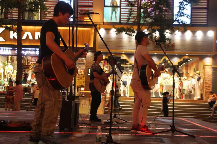重庆街头现网红吉他组合 每天吸引数百人驻足欣赏