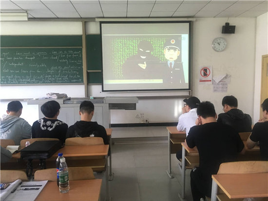 3(组织学生在教室观看宣传片).jpg