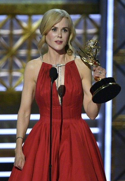 艾美奖出炉 伊丽莎白·莫斯封后